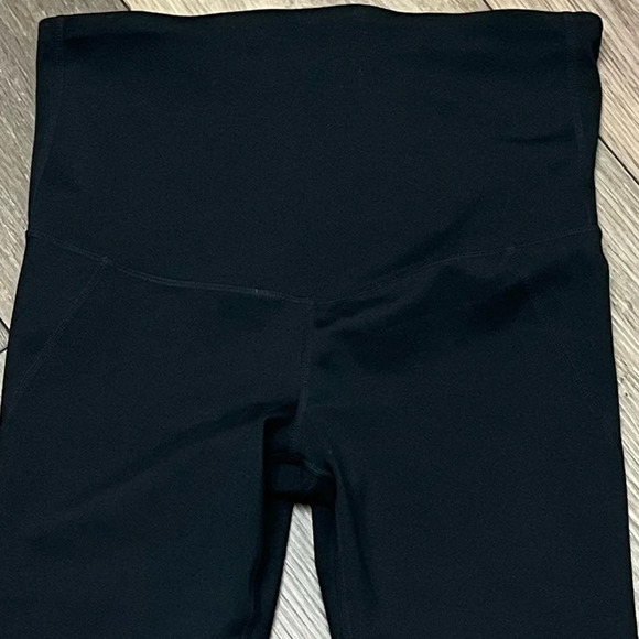 gapfit maternity Black High Rise Crop Legging XS sporty Athleisure Goth Outdoor - Picture 7 of 8